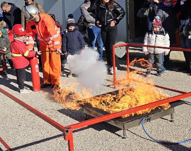 Bambini spengono incendio